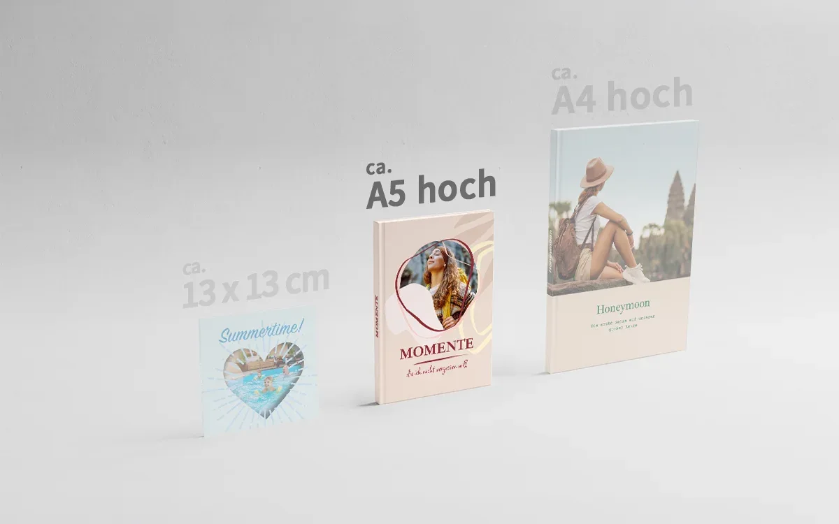 Happy Fotobuch ca. A5 hoch 3 Happy Fotobücher in den Formaten ca. 13 x 13 cm, ca. A5 hoch und ca. A4 hoch nebeneinander. Das Format ca. A5 hoch ist hervorgehoben.
