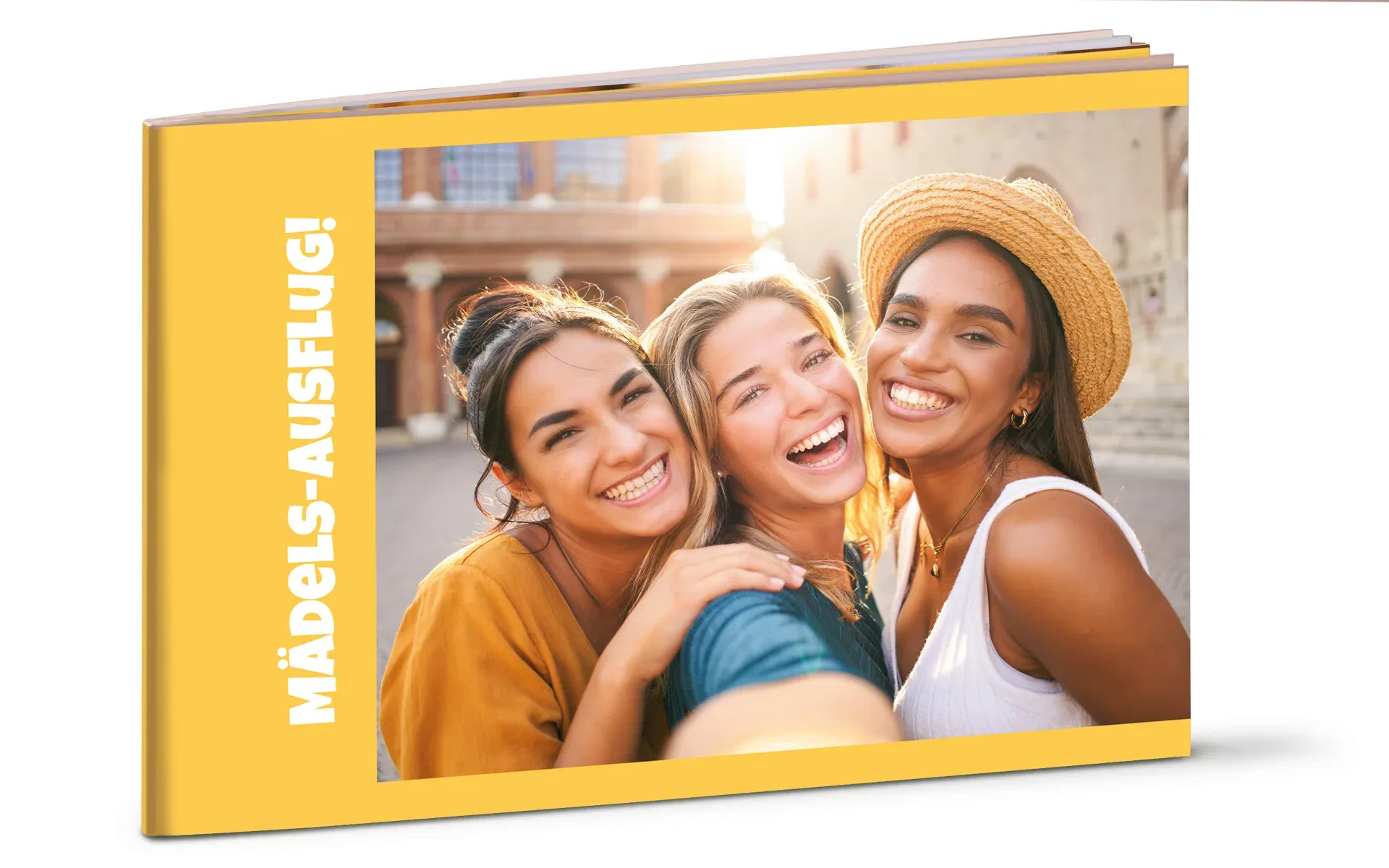 Happy Fotobuch ca. A5 quer Ein aufgestelltes Happy Fotobuch ca. A5 quer mit dem Titel Mädels-Ausflug zeigt drei Freundinnen in einer Stadt.