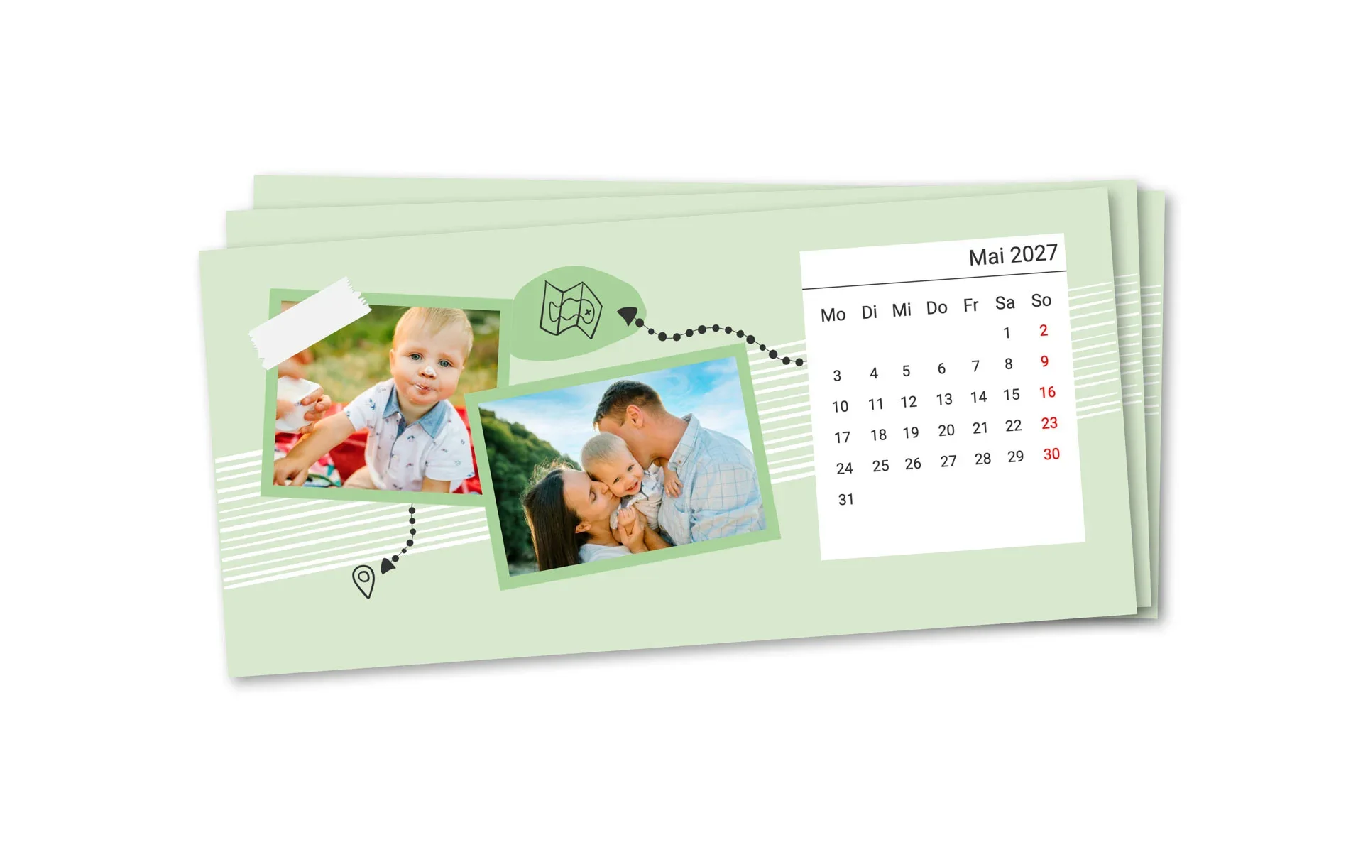 3 Kalenderblätter eines Holzblock-Kalender quer, das vorderste zeigt zwei Familienfotos vor hellgrünem Hintergrund und einem Landkarten Clipart mit Pfeil.