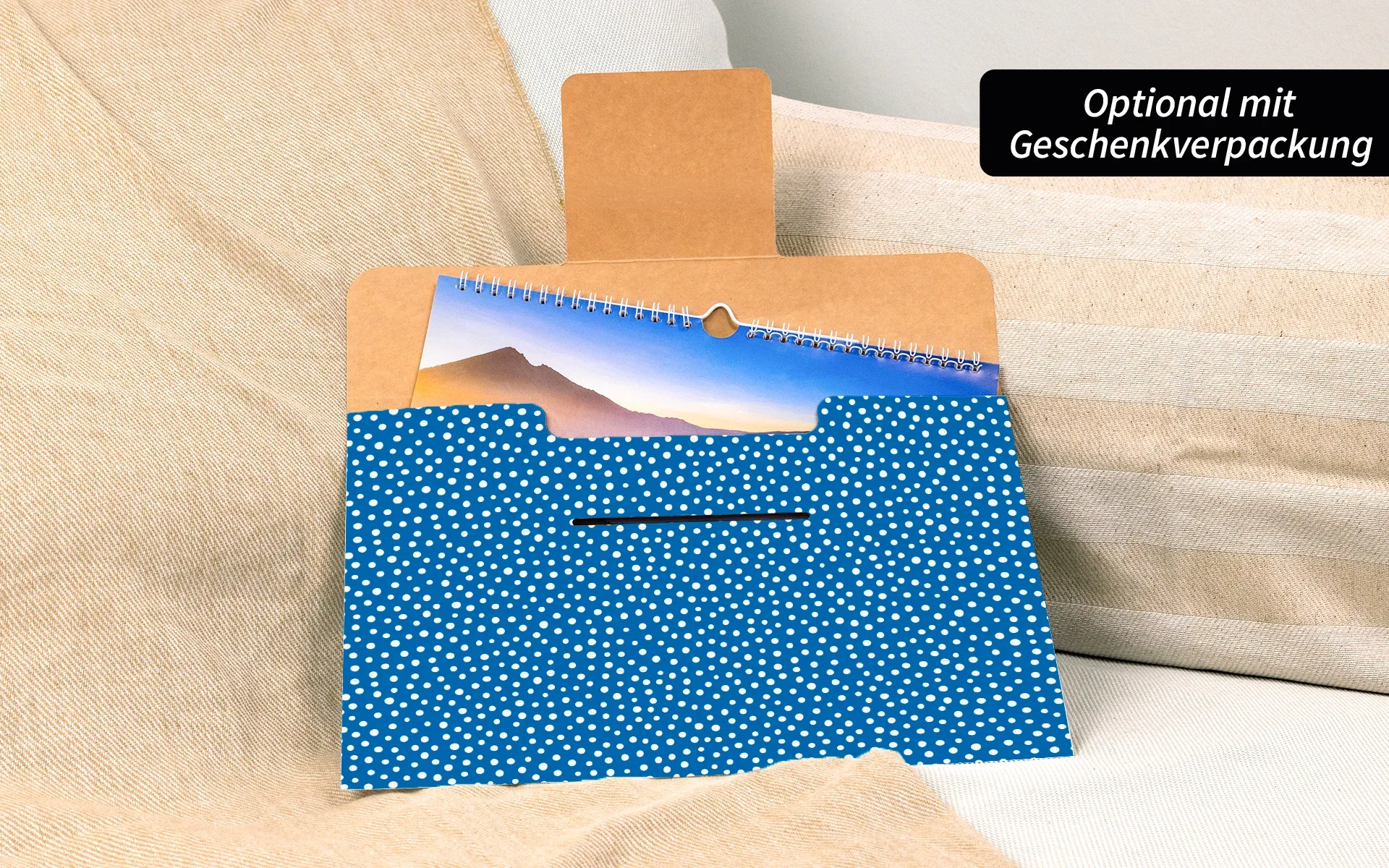 HappyFotokalender – Geschenkverpackung Ein HappyFotokalender in der neutralen Geschenkverpackung. Weiße Punkte auf blauem Hintergrund.