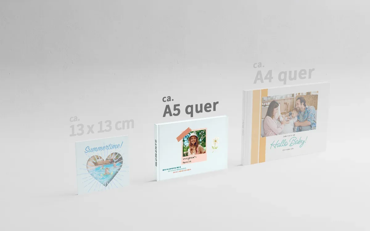 3 Happy Fotobücher in den Formaten ca. 13 x 13 cm, ca. A5 quer und ca. A4 quer nebeneinander. Das Format ca. A5 quer ist hervorgehoben.