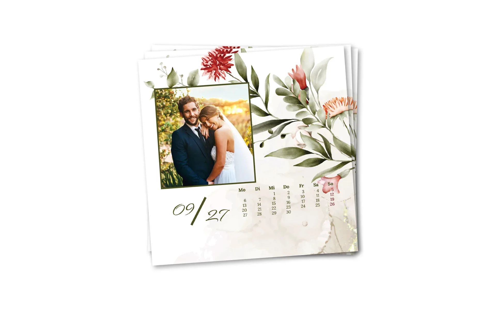3 Kalenderblätter eines Holzblock-Kalender quadratisch, das vorderste zeigt ein Brautpaar vor einem Blumenhintergrund.