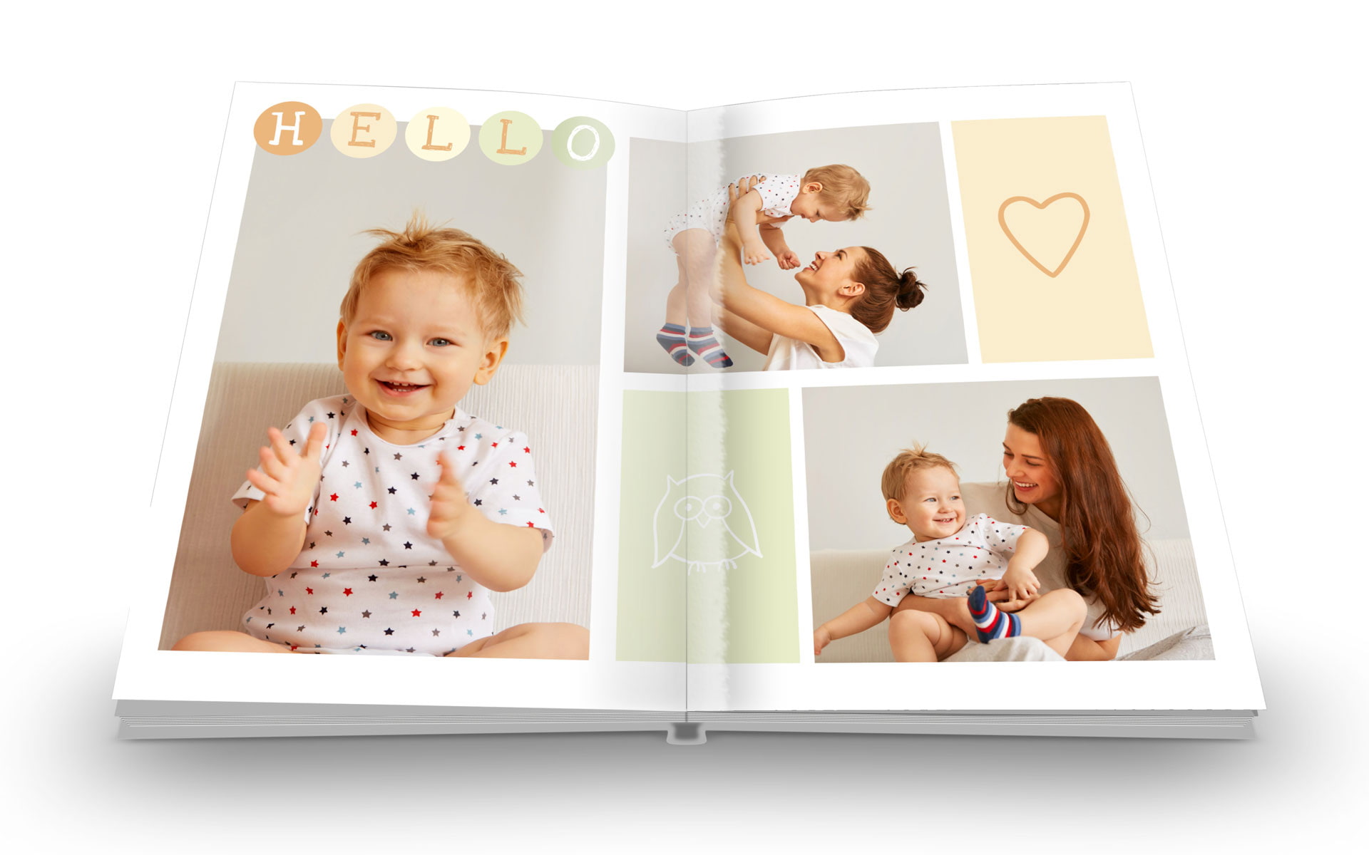 Ein offenes Fotobuch mit Bildern von einem lächelnden Kind und einer Mutter, die gemeinsam Spaß haben.