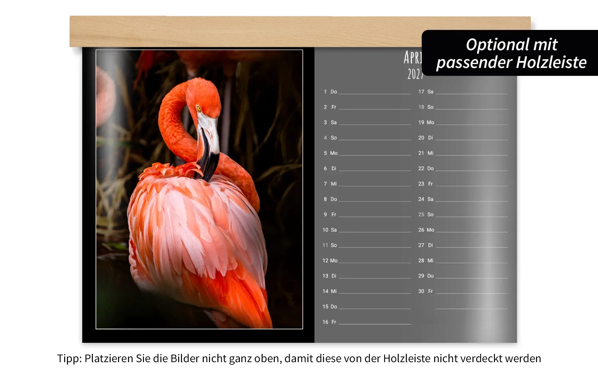 Ein HappyFotokalender ca. A3 quer mit Holzleiste zeigt ein großes Kalendarium, daneben einen Flamingo vor dunklem Hintergrund.