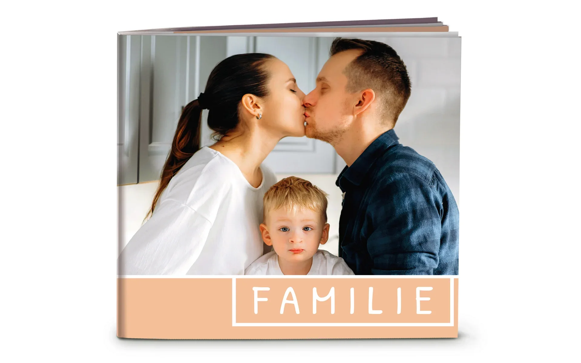 Ein aufgestelltes Happy Fotobuch ca. 20 x 20 cm mit dem Titel Familie zeigt eine Familie.
