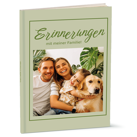 Ein Familienbuch mit einem Foto von Eltern und zwei Kindern vor blühenden Magnolien.